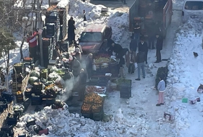 Mardin&rsquo;de Kar &Uuml;st&uuml;nde Pazar, Biriken Karlar Arasında Alışveriş