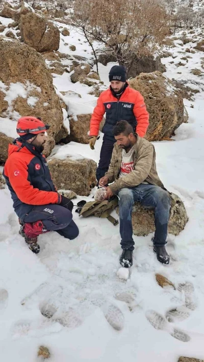 Mardin&rsquo;de kar ve tipi altında mahsur kalan &ccedil;oban kurtarıldı
