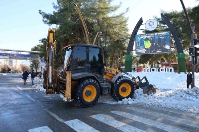 Mardin&rsquo;de karla m&uuml;cadele &ccedil;alışmaları aralıksız s&uuml;r&uuml;yor
