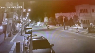 Mardin&rsquo;de motosikletin kadına &ccedil;arpma anı g&uuml;venlik kamerasına yansıdı
