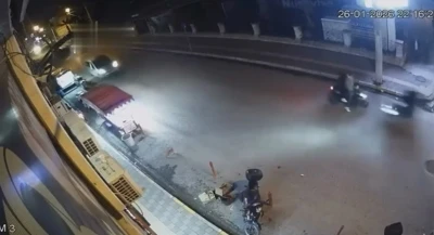 Mardin&rsquo;de motosikletlerin &ccedil;arpıştığı kaza g&uuml;venlik kamerasına yansıdı
