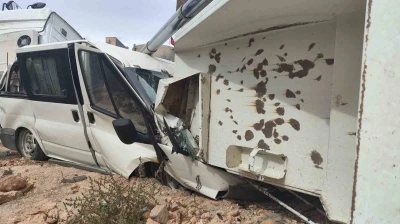 Mardin’de mucur boşaltan kamyon, park halindeki minibüsün üzerine devrildi
