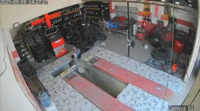 Mardin’de oto lastikçide çocuğun çukura düşme anı güvenlik kamerasına yansıdı
