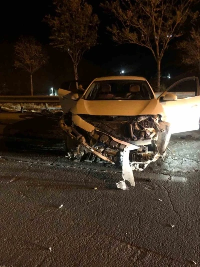 Mardin’de otomobil demir bariyerlere çarptı: 1 yaralı
