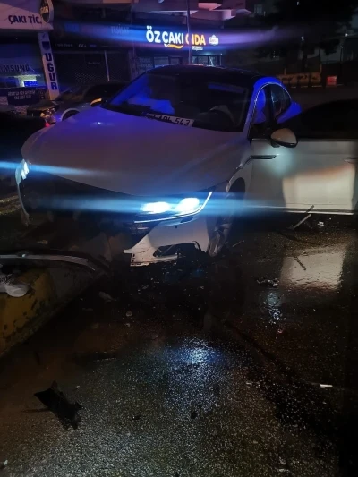Mardin&rsquo;de otomobil ref&uuml;je &ccedil;arptı: 2 yaralı
