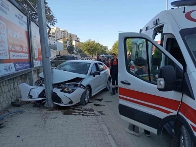 Mardin’de otomobil reklam panosu direğine çarptı: 1 yaralı
