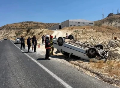 Mardin&rsquo;de otomobil takla attı: 2 yaralı
