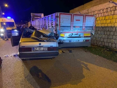 Mardin&rsquo;de park halindeki tıra &ccedil;arpan otomobilde 5 kişi yaralandı
