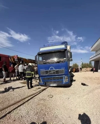 Mardin’de patlayan lastiği değiştirmek isteyen tır şoförü aracın altında kaldı
