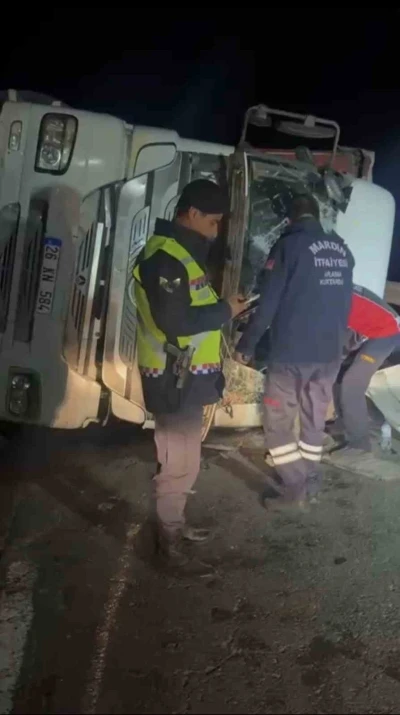 Mardin&rsquo;de pet şişe y&uuml;kl&uuml; tır devrildi: 1 yaralı
