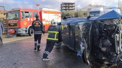 Mardin&rsquo;de ref&uuml;je &ccedil;arpan otomobilin s&uuml;r&uuml;c&uuml;s&uuml; yaralandı
