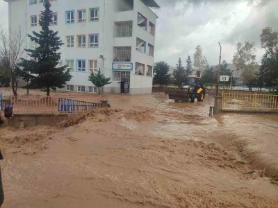 Mardin&rsquo;de sağanak nedeniyle okulda mahsur kalan 75 &ouml;ğrenci tahliye edildi
