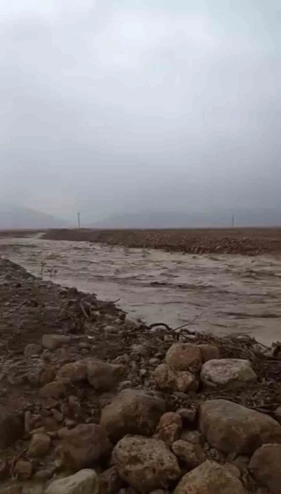 Mardin’de sağanak yağış sonucu dere taştı
