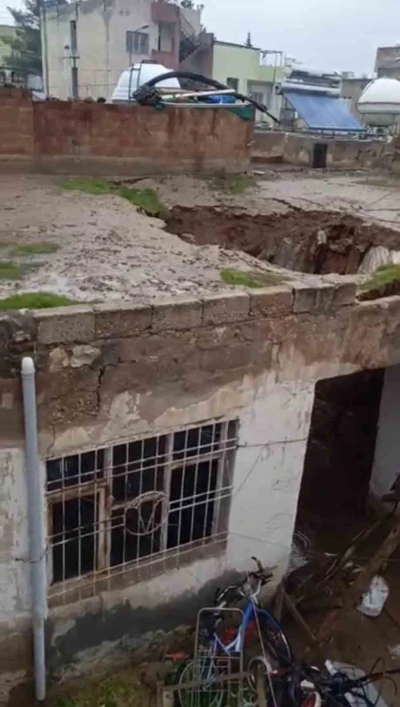 Mardin&rsquo;de sağanak yağışta kerpi&ccedil; evin damı &ccedil;&ouml;kt&uuml;
