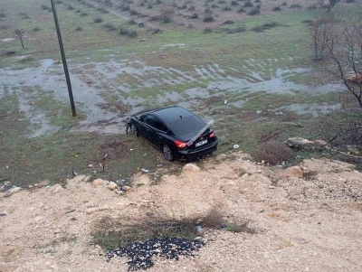 Mardin&rsquo;de şarampole yuvarlanan otomobildeki 2 kişi yaralandı
