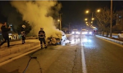 Mardin&rsquo;de seyir halindeki otomobil alevlere teslim oldu
