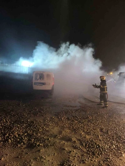 Mardin&rsquo;de seyir halindeki ticari ara&ccedil; alevlere teslim oldu
