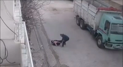 Mardin&rsquo;de sokak ortasında bebekli anne ve k&uuml;&ccedil;&uuml;k kıza acımasız saldırı
