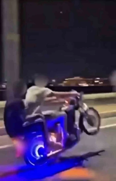 Mardin&rsquo;de tek teker &uuml;zerinde giden motosiklet s&uuml;r&uuml;c&uuml;s&uuml; yakalandı
