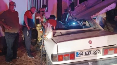 Mardin'de trakt&ouml;rle &ccedil;arpışan otomobildeki 4 kişi yaralandı