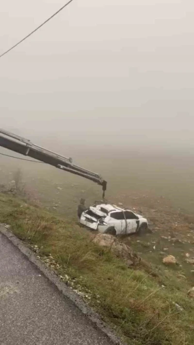 Mardin&rsquo;de yol kenarına devrilen otomobilin s&uuml;r&uuml;c&uuml;s&uuml; yaralandı
