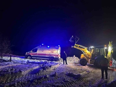 Mardin&rsquo;de yolda mahsur kalan ambulansı belediye ekipleri kurtardı
