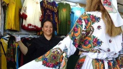 Mardin’de yöresel kıyafetler turistlerin ilgi odağı oldu
