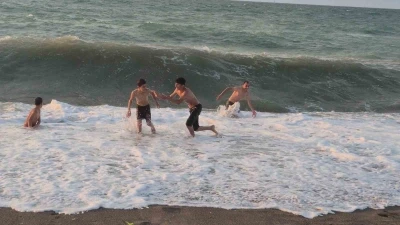 Mardin’in sıcağından kaçtılar kendilerini Karadeniz’in dalgalarına bıraktılar
