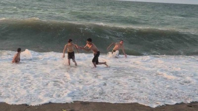 Mardin’in sıcağından kaçtılar kendilerini Karadeniz’in dalgalarına bıraktılar