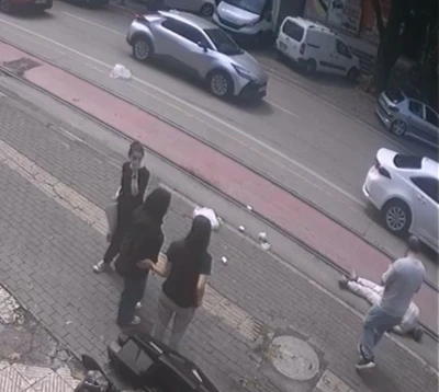 Market alışverişinden çıktı, hastanelik oldu: Kaza anı kamerada
