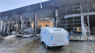 Market deposunda &ccedil;ıkan yangın geceyi aydınlattı, geriye demir yığınları kaldı

