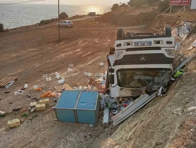 Market kamyonu şarampole devrildi: Yaralanan olmadı
