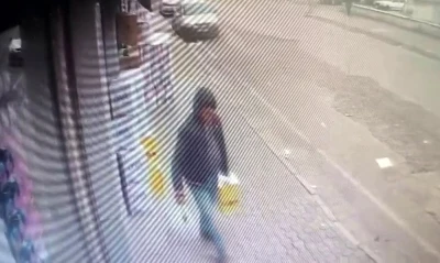 Marketin &ouml;n&uuml;ndeki sıvı yağ kolisini &ccedil;alan şahsın o anları kamerada
