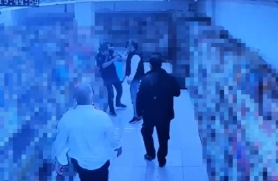 Markette &quot;şeker dökme&quot; diye uyarınca darbedildi: O anlar kamerada
