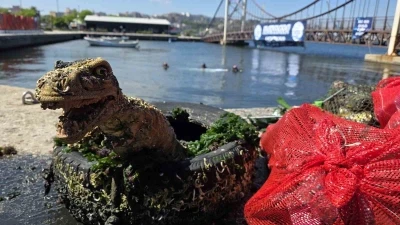 Marmara Denizi G&uuml;n&uuml;&rsquo;nde denizden maket dinozor &ccedil;ıktı
