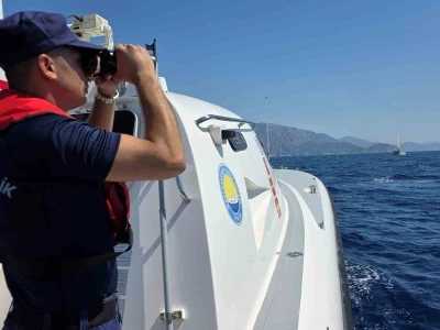 Marmaris a&ccedil;ıklarında batan g&ouml;&ccedil;men botunda kayıp 2 kişiyi arama &ccedil;alışmaları s&uuml;r&uuml;yor
