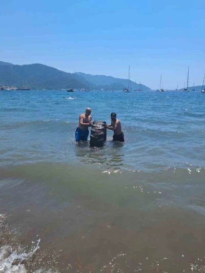 Marmaris Halk Plajı&rsquo;nda denizden &ccedil;ıkan dev lastik şaşırttı
