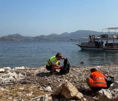 Marmaris kıyılarına vuran mikroplastikler &ccedil;evrecileri harekete ge&ccedil;irdi
