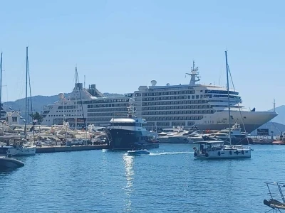 Marmaris Limanı’na iki kruvaziyer gemi demir attı
