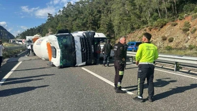 Marmaris&rsquo;te beton mikseri devrildi, şof&ouml;r burnu bile kanamadan kurtuldu
