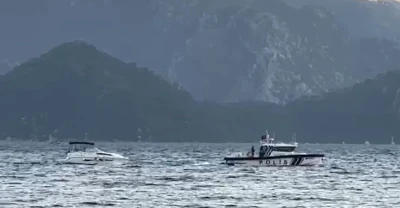 Marmaris’te denizde arızalanan teknedeki vatandaşlar polis botu ile kurtarıldı
