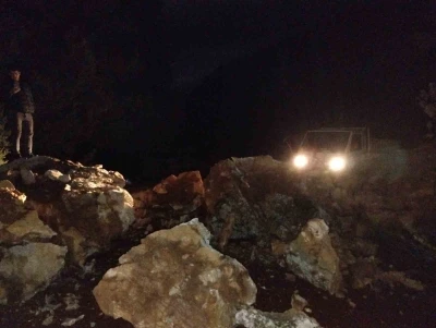 Marmaris&rsquo;te dev kayalar orman yolunu kapattı
