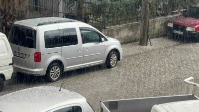 Marmaris&rsquo;te dolu yağdı, kısa s&uuml;rede ortalık beyaza b&uuml;r&uuml;nd&uuml;
