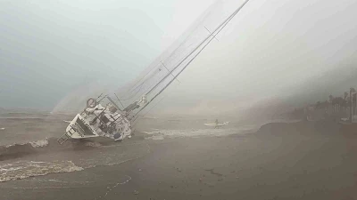 Marmaris’te fırtına ve sağanak etkili oldu: 3 tekne karaya vurdu
