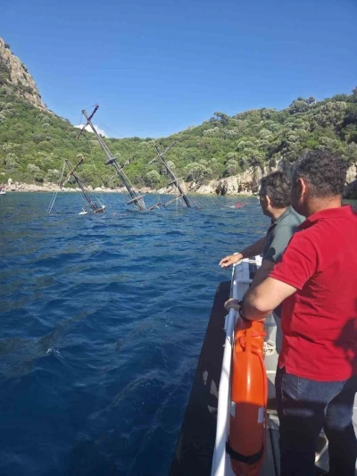 Marmaris&rsquo;te gezi teknesi battı, yolcular tahliye edildi
