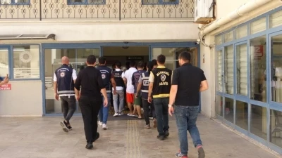 Marmaris&rsquo;te g&ouml;&ccedil;men ka&ccedil;ak&ccedil;ılığı operasyonunda yakalanan 7 ş&uuml;pheli tutuklandı
