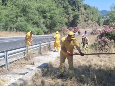 Marmaris&rsquo;te orman yangınlarına karşı yol kenarlarında yoğun mesai
