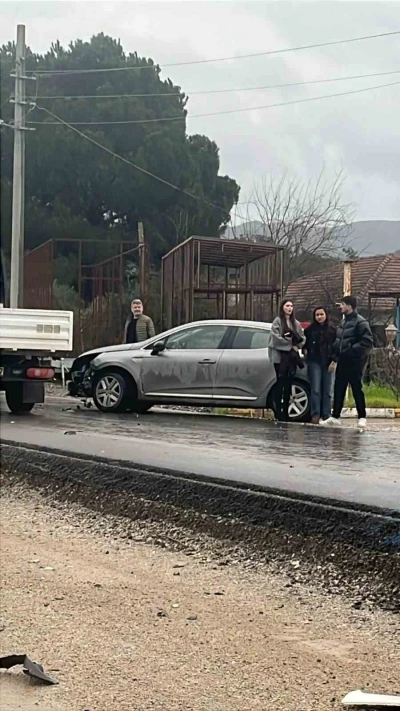 Marmaris&rsquo;te otomobil ile motosiklet &ccedil;arpıştı: 1 yaralı
