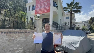 Marmaris&rsquo;te  "Adalet istiyoruz" diyerek balkona pankart astılar
