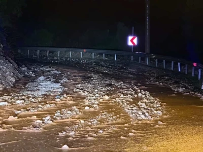 Marmaris&rsquo;te sağanak yağış etkili oldu, yollar dereye d&ouml;nd&uuml;
